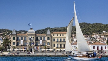 Το Spetses Classic Yacht Regatta ανοίγει πανιά στις 30 Ιουνίου με φόντο το Poseidonion